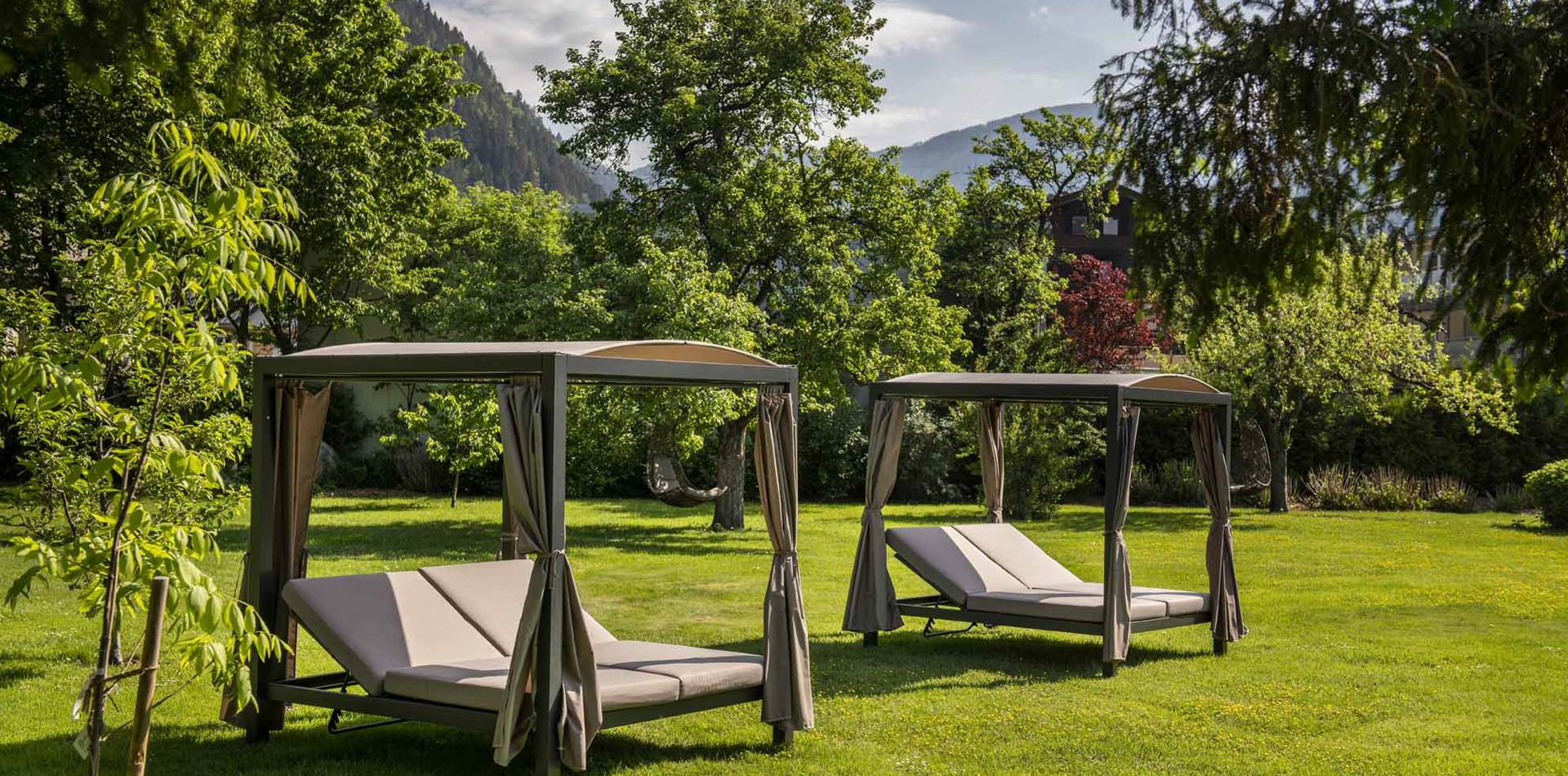 Himmelbett-Liegen im Garten