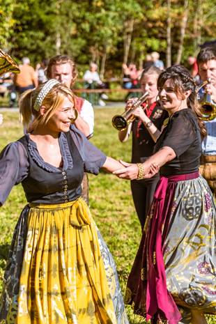 Kulinarischer Herbstreigen am Millstätter See Menschen in Tracht, Frauen tanzen, Männer spielen Instrumente