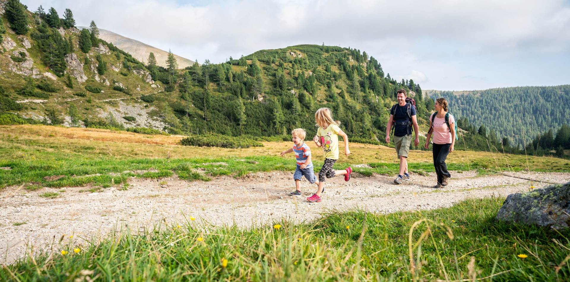 Familie wandert Bergpfad entlang